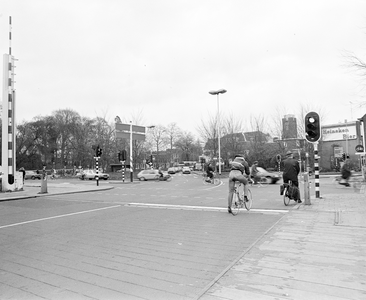 884605 Gezicht op het Ledig Erf te Utrecht, van bij de stoplichten op de Vaartscherijnbrug, met rechts de Oosterkade en ...